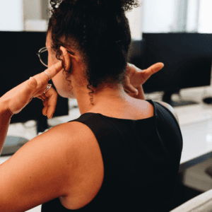 Une femme de dos se bouche les oreilles.