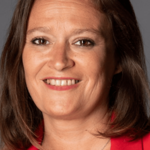 La ministre Olivia Gregoire sur fond gris.