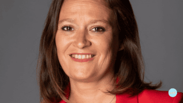 La ministre Olivia Gregoire sur fond gris.