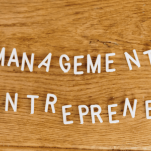 Les mots Management et Entrepreneur sont écris sur une table en bois.