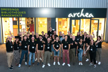 Equipe d'Archea entrain de poser devant un magasin