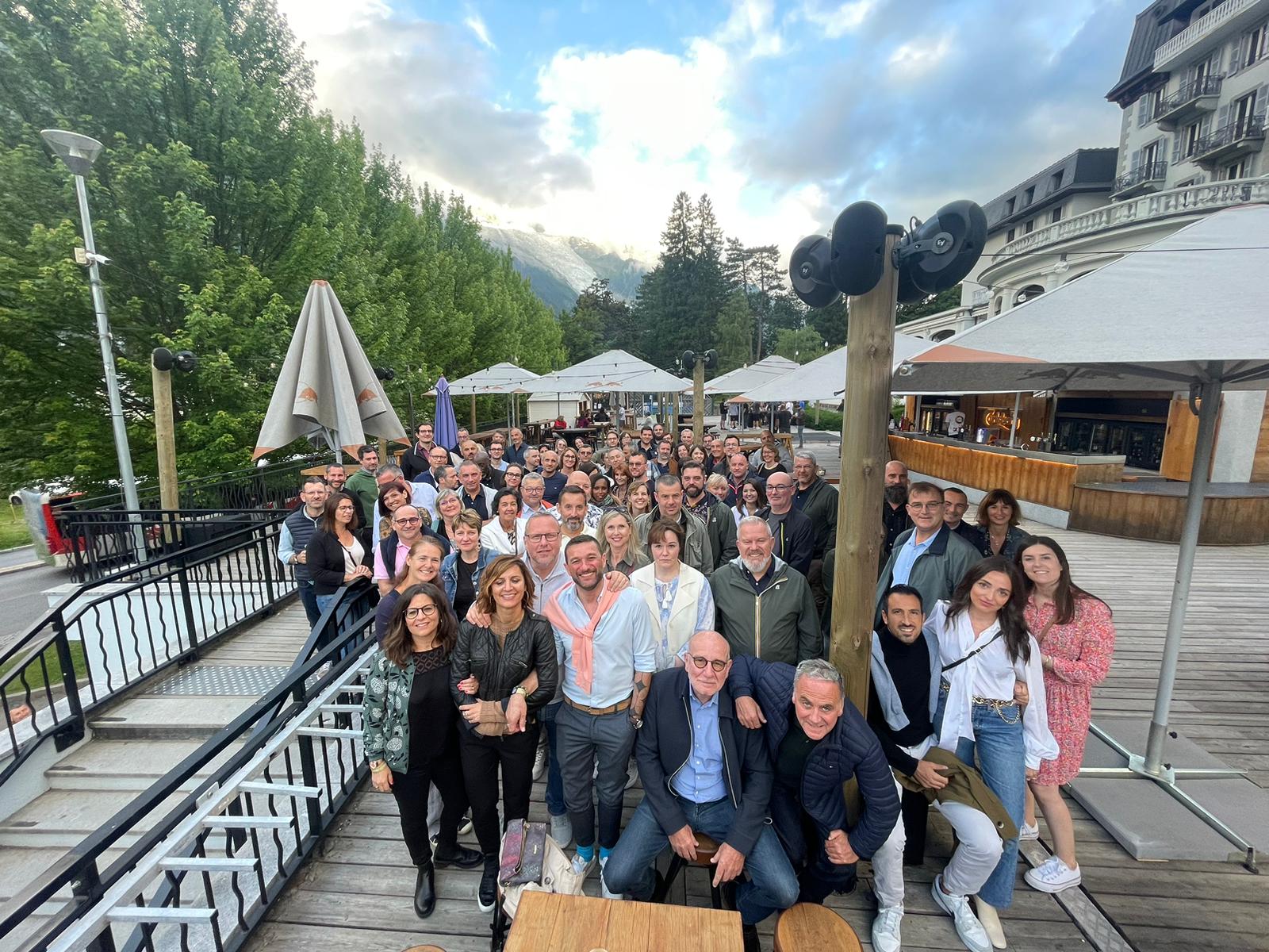 Événement convivial sur terrasse dhôtel en montagne