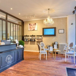 Une salon L’Atelier du sourcil pour illustrer le développement maîtrisé de l'enseigne.