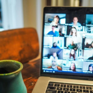 tazza sulla scrivania durante videoconferenza