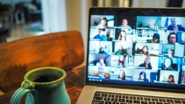 tazza sulla scrivania durante videoconferenza