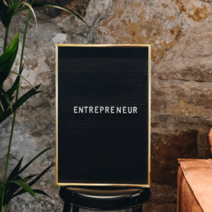 Un tableau noir pour illustrer les 13 citations inspirantes de films cultes sur l’entrepreneuriat.