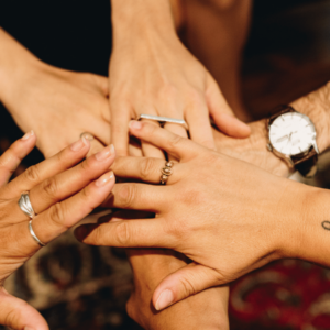 Des collaborateurs coudés pour illustrer le rapport au travail des générations Z.