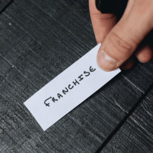 Une étiquette franchise pour illustrer le fait de créer une franchise.