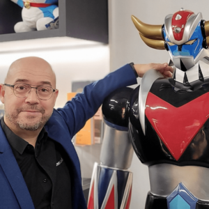 Philippe Cougé, fondateur de Gamecash pose au côté d'un golderak.