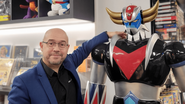 Philippe Cougé, fondateur de Gamecash pose au côté d'un golderak.