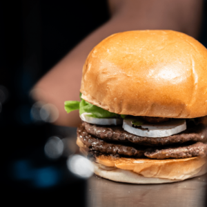 Un burger au chèvre posé sur une table.