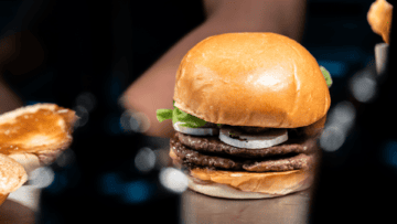 Un burger au chèvre posé sur une table.