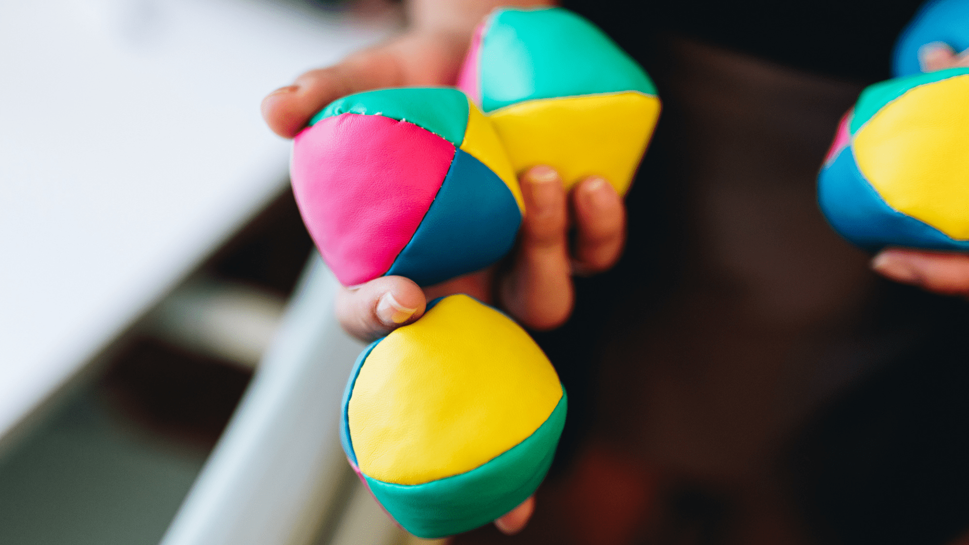 Des balles de jonglages pour illustrer l'idée de reprise de franchise.