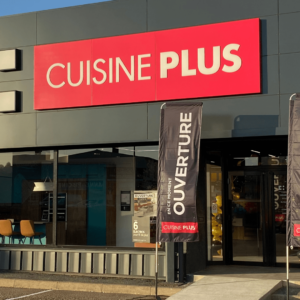 Photo de la devanture d'une franchise Cuisine Plus.