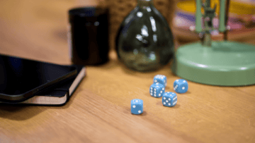 Cinq dés ont été jetés sur une table.