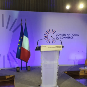 La scène du Conseil National du Commerce.