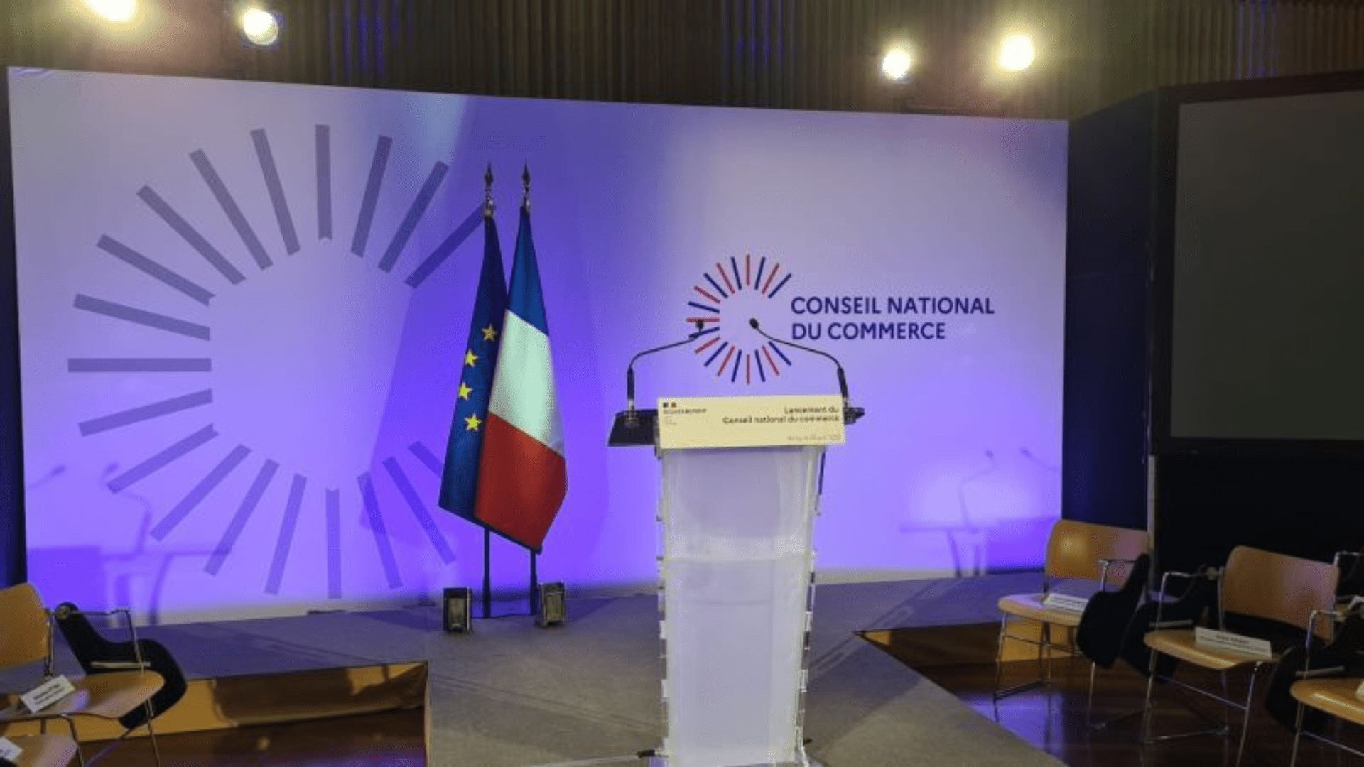 La scène du Conseil National du Commerce.