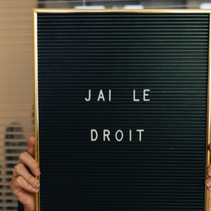 Un paneau noir sur lequel il est écrit : J'ai le droit.