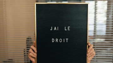 Un paneau noir sur lequel il est écrit : J'ai le droit.