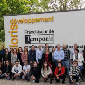 Les équipes Temporis posent devant leur enseigne.