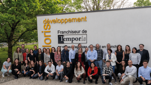 Les équipes Temporis posent devant leur enseigne.