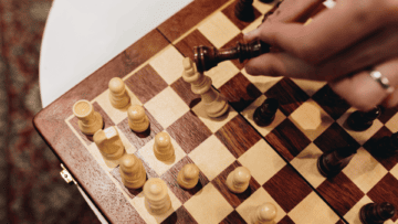 Un roi est en train d'être renversé sur un échiquier.