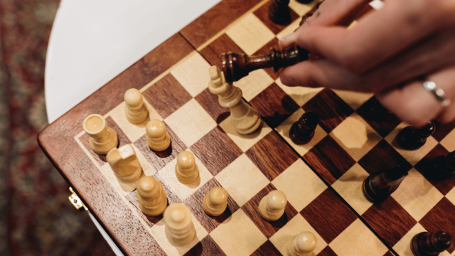 Un roi est en train d'être renversé sur un échiquier.