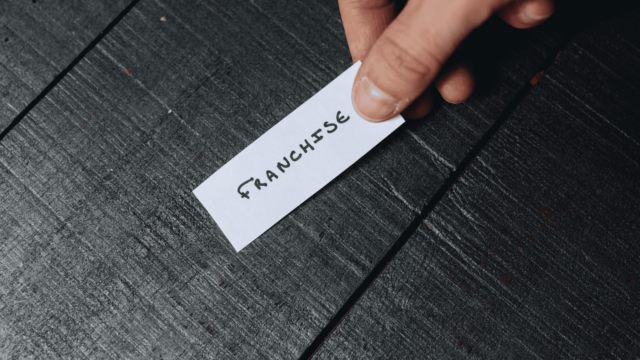 Une étiquette pour illustrer les franchises enfants familles