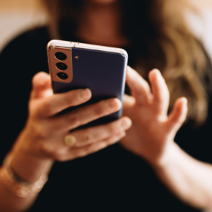 Un téléphone pour illustrer l'implication des franchisés dans les associations de commerçants.