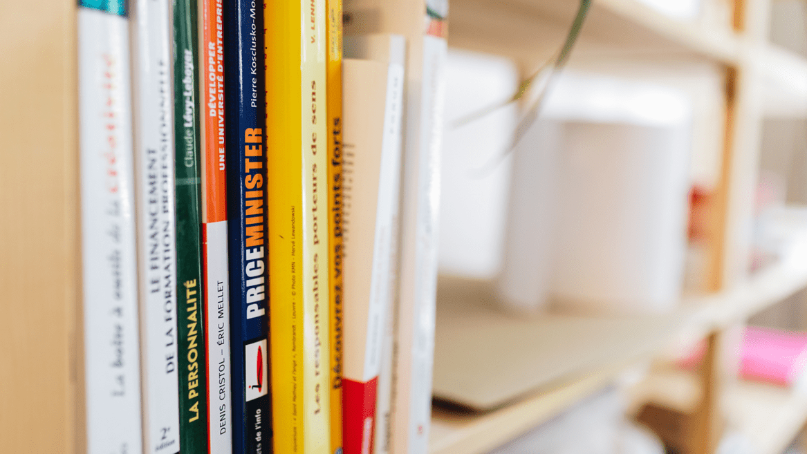 Photo de livres pour illustrer l'actualité de BUT qui se lance en location gérance