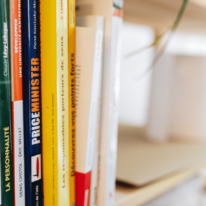 Photo de livres pour illustrer l'actualité de BUT qui se lance en location gérance