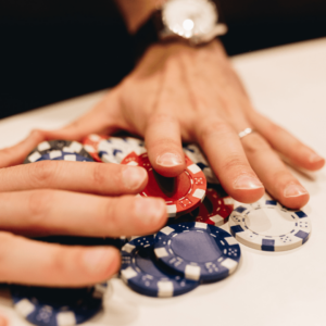 Mains qui récupèrent des jetons de poker pour illustrer la notion de BFR (Besoin en fonds de roulement)