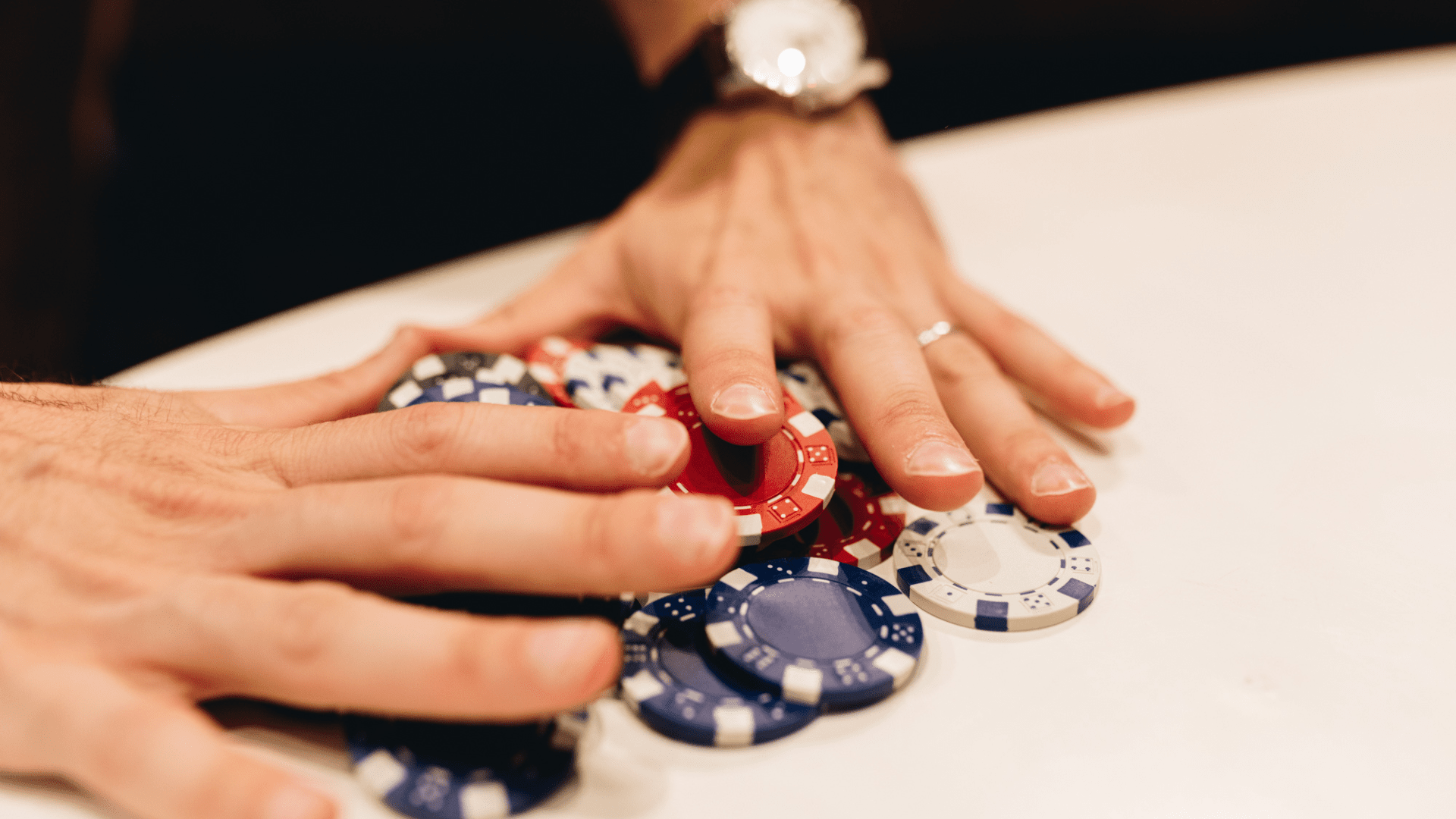 Mains qui récupèrent des jetons de poker pour illustrer la notion de BFR (Besoin en fonds de roulement)