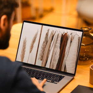 Des vêtements sur un écran d'ordinateur.