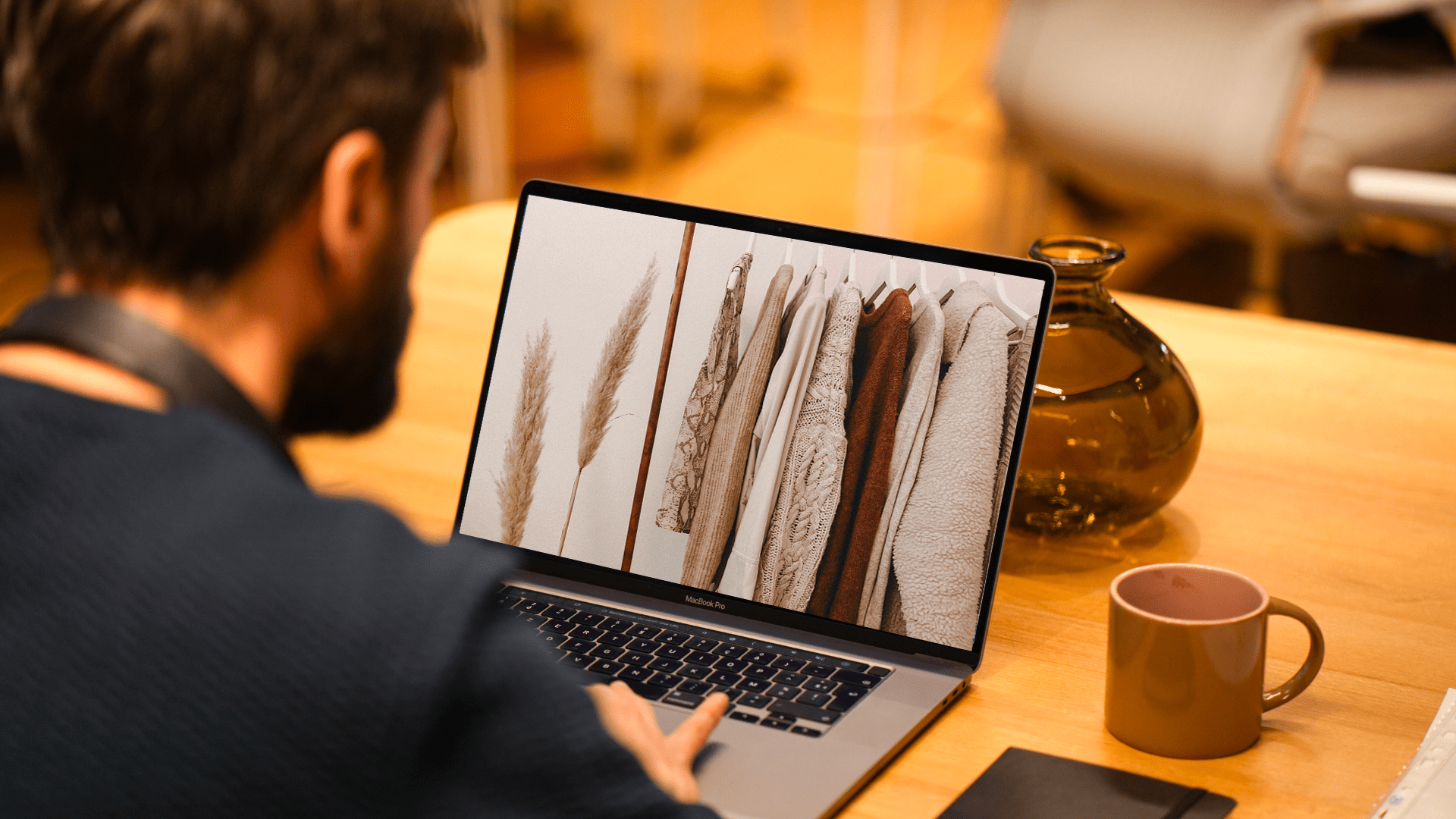 Des vêtements sur un écran d'ordinateur.