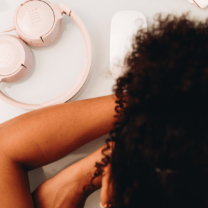 Une femme a la tête posée sur ses bras, comme si elle était fatiguée ou désespérée.