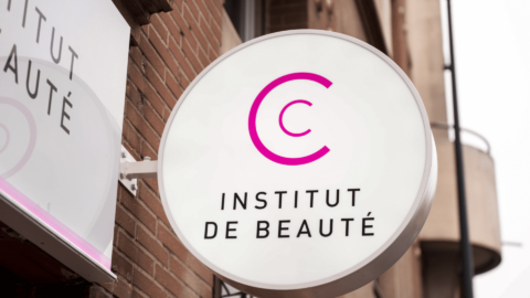 Une enseigne d'institut de beauté.