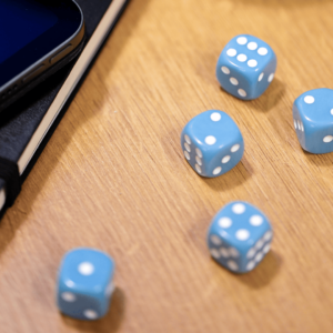 Cinq dès ont été jetés sur une table.