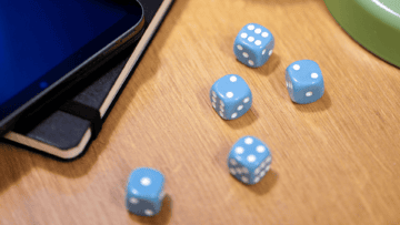 Cinq dès ont été jetés sur une table.