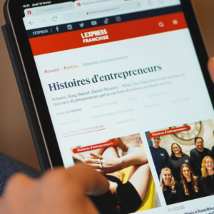 Sur un écran de tablette, une page 'Histoire d'entrepreneurs' est affichée.