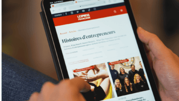 Sur un écran de tablette, une page 'Histoire d'entrepreneurs' est affichée.