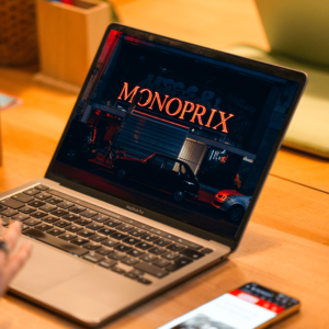 Une enseigne Monoprix sur un écran d'ordinateur.