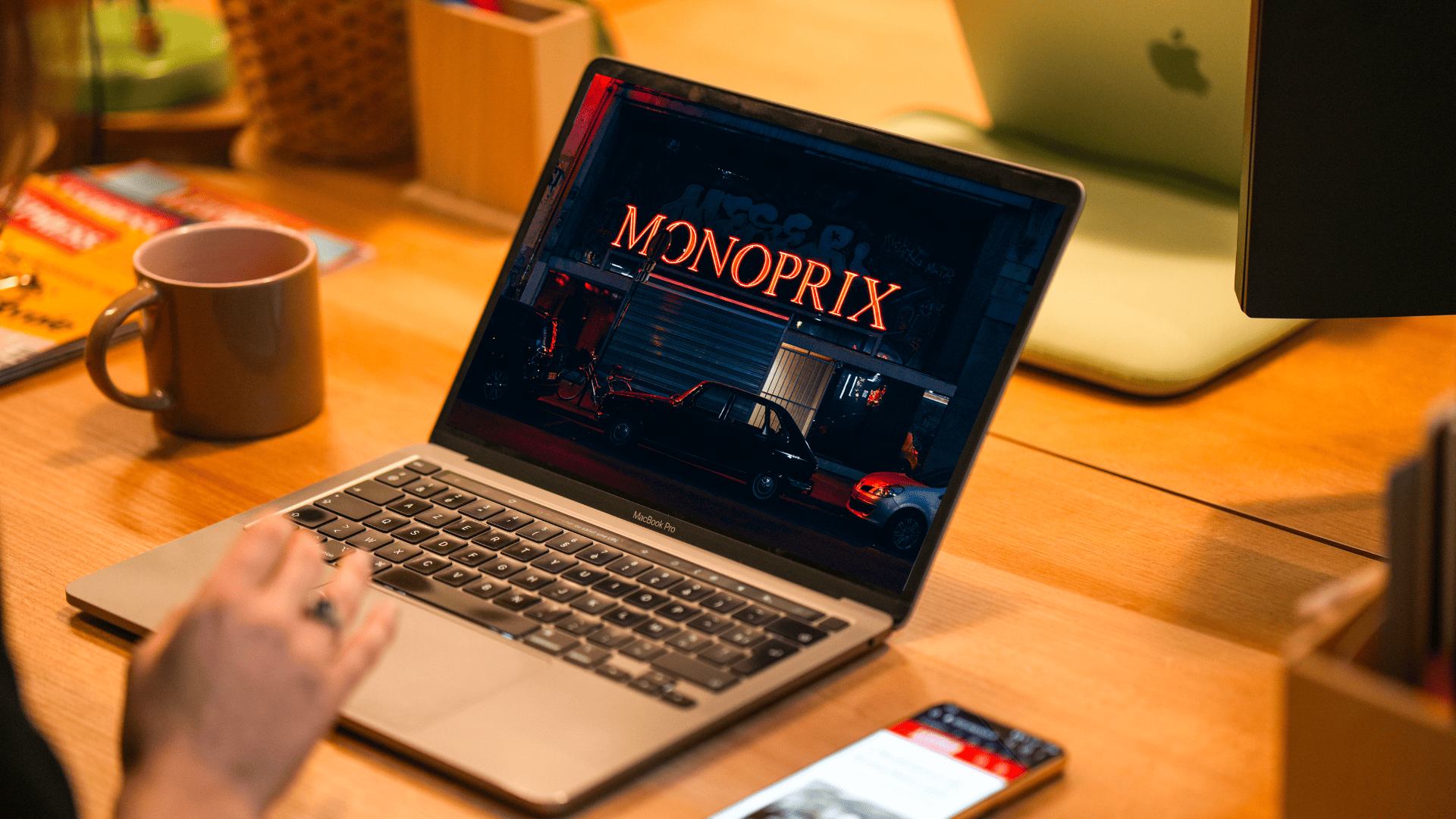 Une enseigne Monoprix sur un écran d'ordinateur.