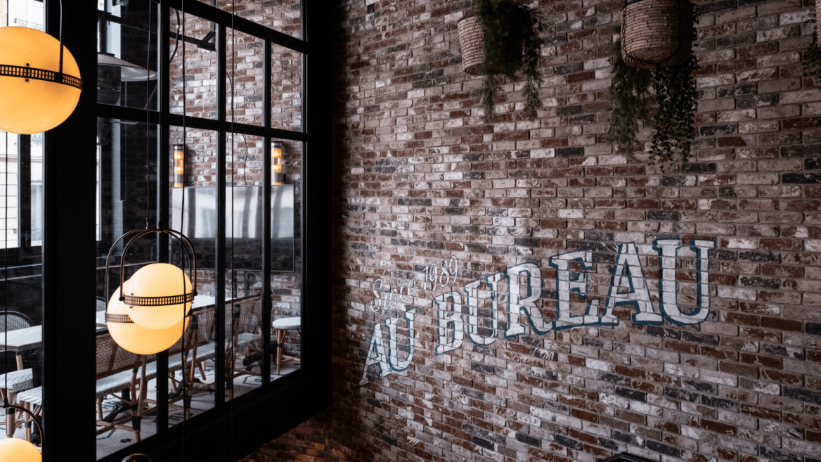 L'intérieur d'un restaurant Au Bureau.