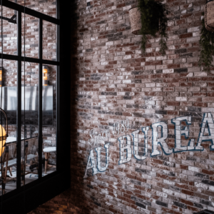 L'intérieur d'un restaurant Au Bureau.