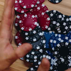 Jetons de poker pour illustrer l'idée de faire appel à un avocat spécialisé en franchise.