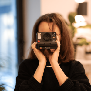 Une personne prend une photo avec un polaroïde.