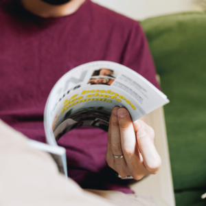 Un homme lit un magazine.