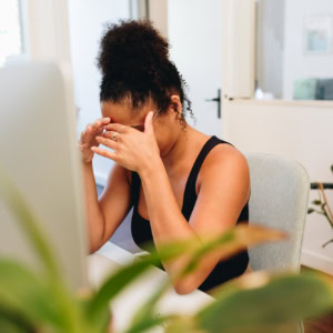 une personne qui se tient la tête