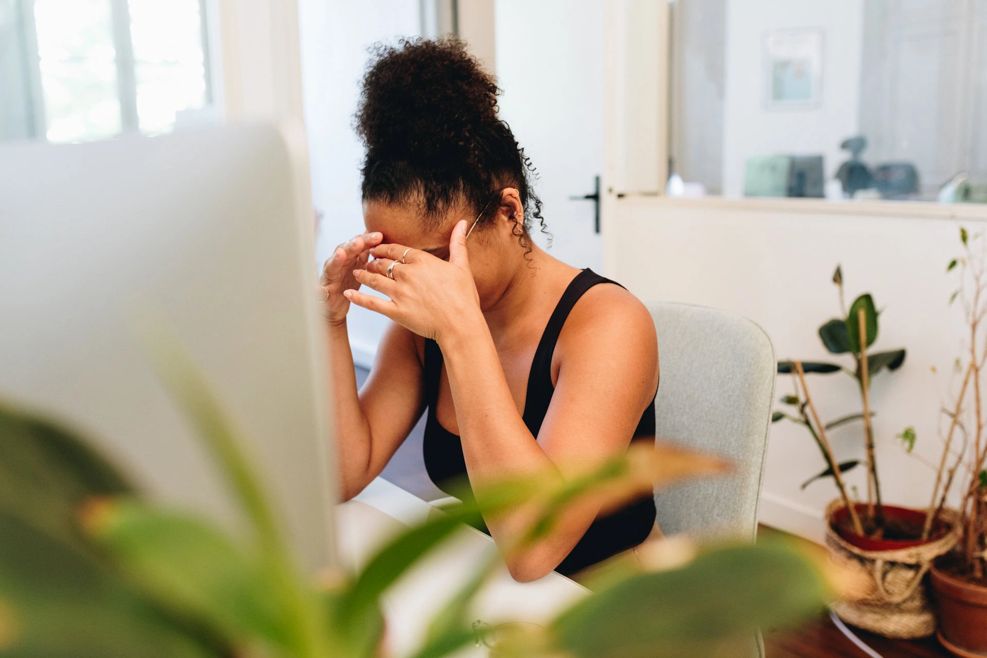 une personne qui se tient la tête